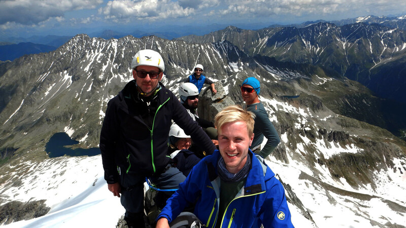 Altmannshofer machte auch das Gipfelbild, auf dem im Vordergrund Joschi Kagerer und Martin Schnellberger zu sehen sind.