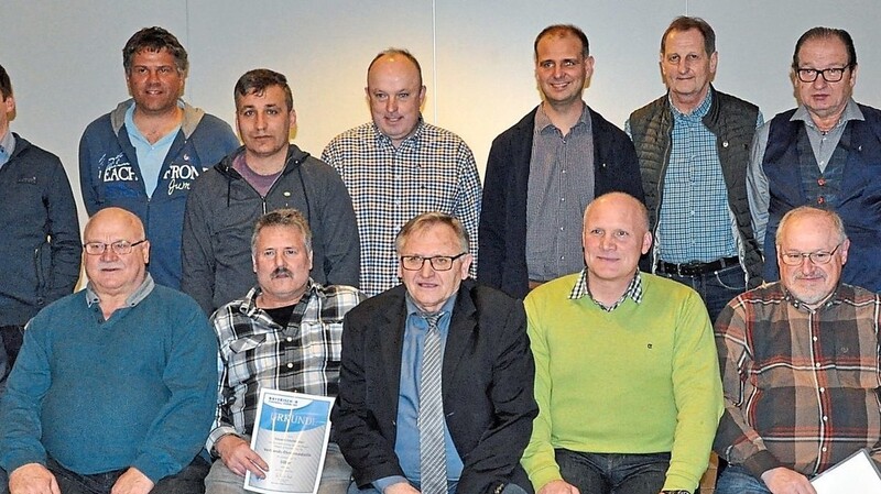 Langjährige Schiedsrichter wurden von Gruppenobmann Matthias Prantl (stehend, links) und Bezirksobmann Robert Fischer (stehend, rechts) ausgezeichnet.