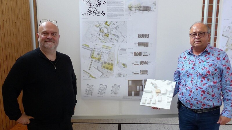 Die Entscheidung fiel der Jury nicht leicht: Preisgerichts-Vorsitzender Architekt Peter Brückner (links) mit erstem Bürgermeister Max Schmaderer vor dem Siegerentwurf