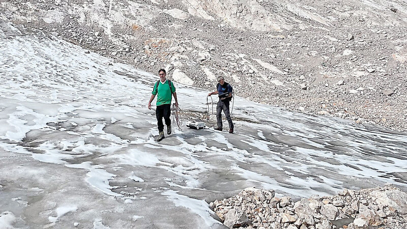 Wilfried Hagg (l.) und Christoph Mayer erkunden die Eisdicke mit Georadar am 13. September.