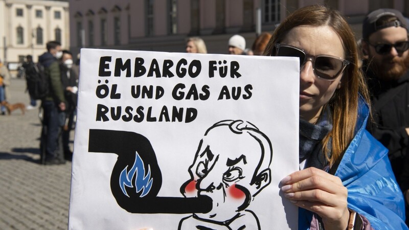 "Embargo für Öl und Gas aus Russland" steht auf dem Plakat bei der Demonstration gegen den Krieg in der Ukraine.