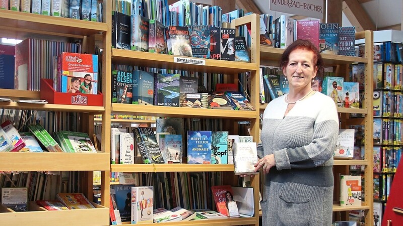 Büchereileiterin Beate Altmann vor dem Bestseller-Regal.