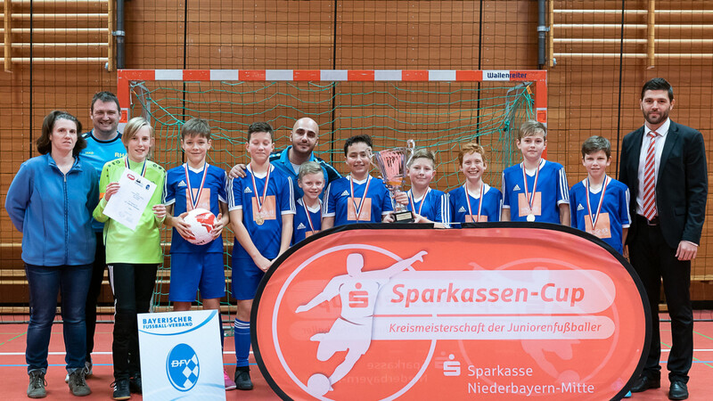 Der Siegermannschaft bei den D 2-Junioren der SG Teisbach II gratulierten auch Juniorenspielleiter Susi Hossmann (l.) und Dimitri Dell von der Sparkasse Niederbayern Mitte.