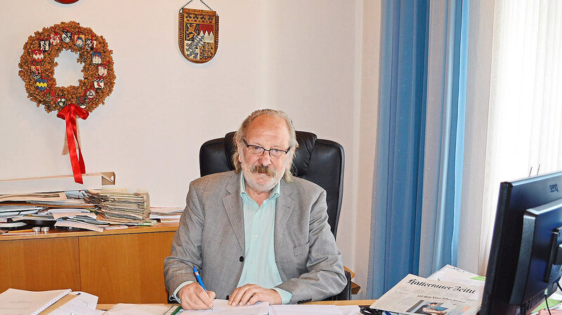 Letzte Amtshandlungen: Noch einige Dokumente unterzeichnen musste Nandlstadts Bürgermeister Jakob Hartl in diesen Tagen, bevor er am 30. April sein Dienstzimmer räumt und den Rathausschlüssel abgibt.