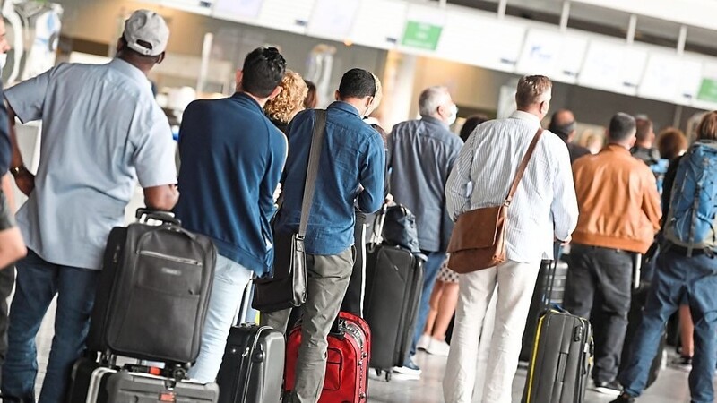 Frankfurt/Main: Flugreisende stehen im Terminal 1 vor einem Check-in-Schalter in einer Schlange.