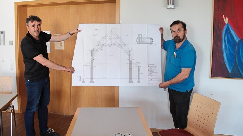 Christian Schönberger (links) und Anton Landgraf zeigen einen der zahlreichen Baupläne.