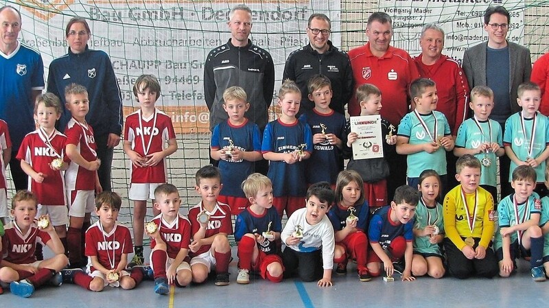 Sieger bei den G-Junioren wurde die SG Edenstetten (blaue Trikots) vor dem SV Lalling (türkis) und dem TSV Metten.
