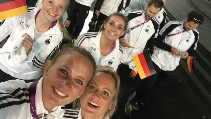 Lena Stigrot (Mitte) mit dem deutschen Team bei der Eröffnungsfeier der European Games in Baku/Aserbaidschan.