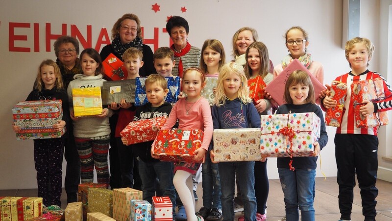 Wie bereits vor zwei Jahren, als die Arnbrucker Schulkinder viele Weihnachtspäckchen für bedürftige Kinder in Rumänien gepackt haben, ruft Gerlinde Graßl (li.), Vorsitzende des Frauenbunds, auch heuer wieder zur Teilnahme an dieser Aktion auf.