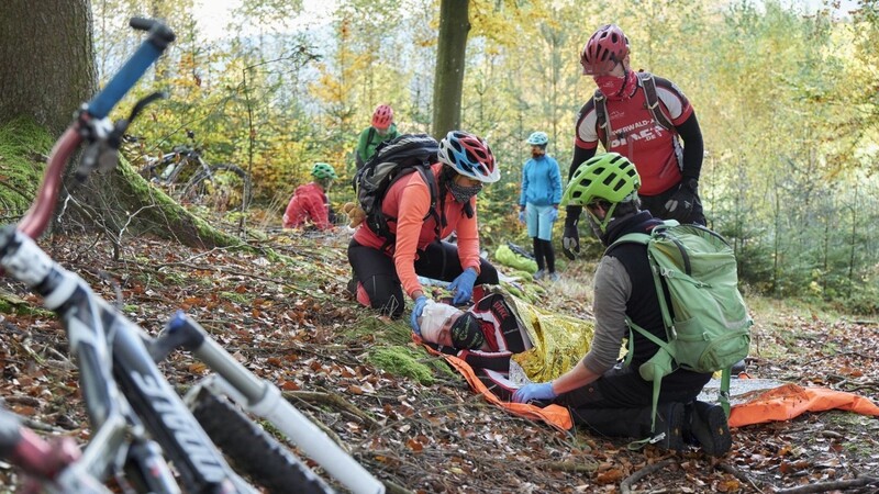 Draußen im Wald fand der Erste-Hilfe-Kurs für Mountainbiker statt.