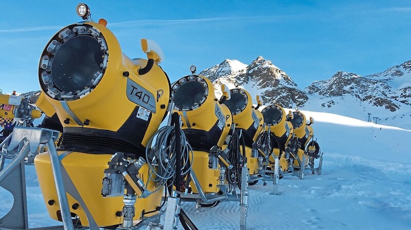 Ein Arsenal an Schneekanonen steht im Tiroler Skigebiet Kühtai. 70 Prozent der Pisten in Österreich werden künstlich beschneit.