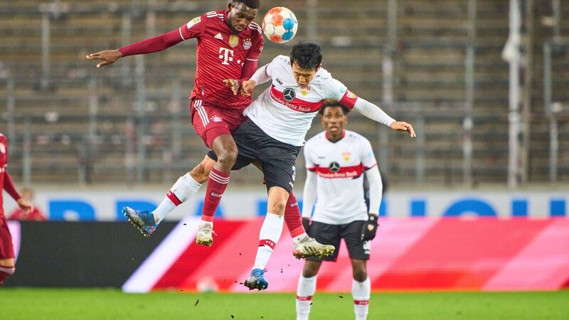 Bayerns Tanguy Nianzou (l.) und Stuttgarts Wataru Endo kämpfen in einem Bundesligaspiel um den Ball. Bald vielleicht auch in einer Playoff-Partie? "Mit der Einführung der Playoffs würden wir als VfB eine größere Chance bekommen, mal Meister zu werden", sagt Endos Trainer Pellegrino Matarazzo.