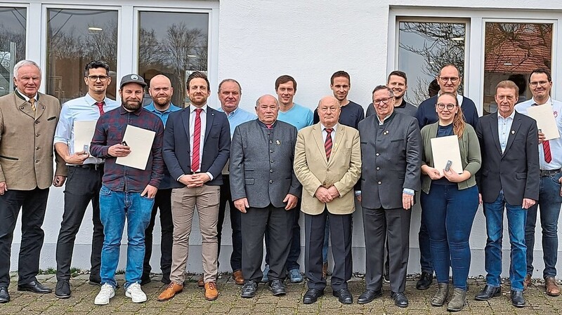 Für Übernahme von Verantwortung im Ehrenamt gab es BLSV-Verdienstnadeln aus den Händen des Bezirksvorsitzenden Udo Egleder.