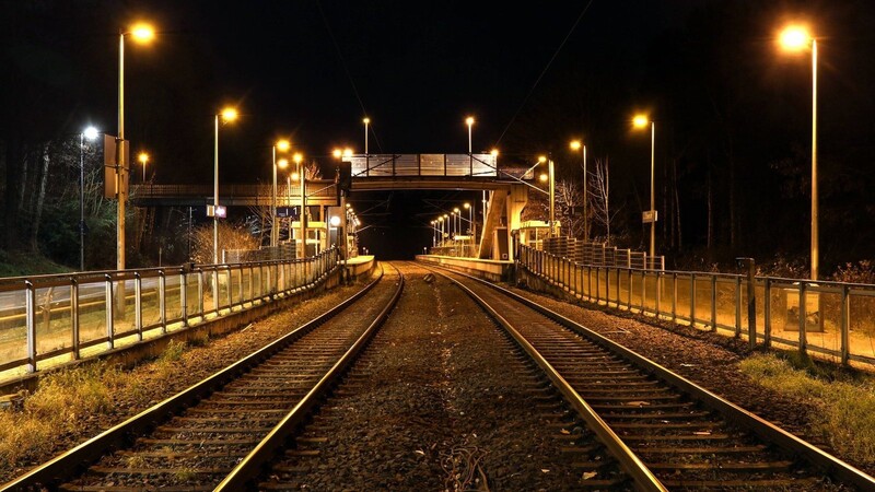 Im Bereich des Plattlinger Bahnhofs ist es in der Nacht auf Sonntag bei Gleisarbeiten zu einem tödlichen Unfall gekommen. (Symbolbild)
