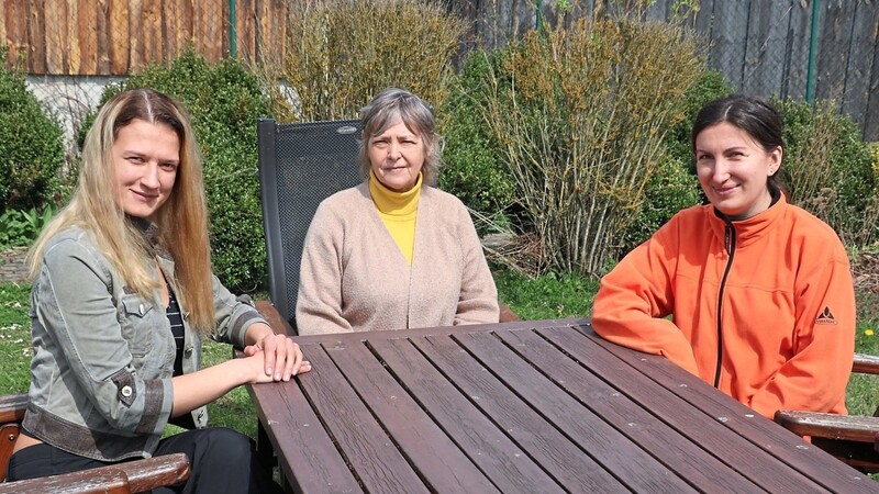 Endlich ein bisschen Ruhe: Anastasia, Valentina und Tatjana (von links) im Garten des Wohnhauses in Hankofen.