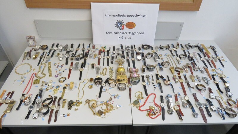 Die sichergestellten Gegenstände. Bei einem Großteil handelt es sich um Armbanduhren - darunter auch Luxus-Marken mit einem Wert von bis zu 20.000 Euro pro Stück.