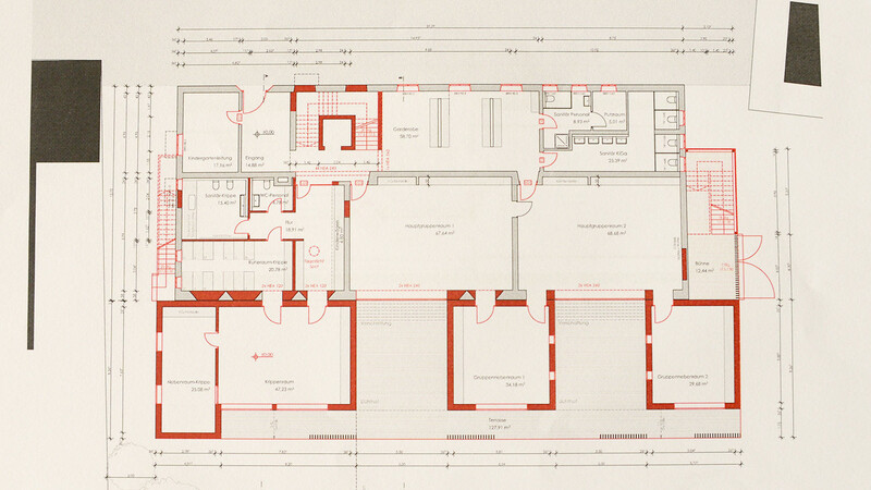 Für die geplante Kinderzahl mussten die Architekten die Größe der Gruppennebenräume anpassen. Die Änderungen sind im Architektenplan rot markiert.