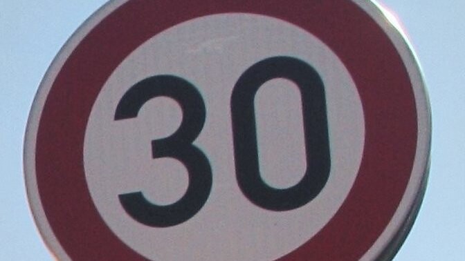 Die Geschwindigkeit in der Ortsstraße im Bereich Hackermühle und Ringelswies wird künftig auf 30 Stundenkilometer beschränkt.