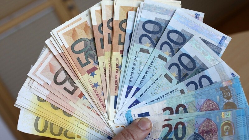 Betrüger haben einem Rentner in Freising um einen fünfstelligen Bargeldbetrag gebracht. (Symbolbild)