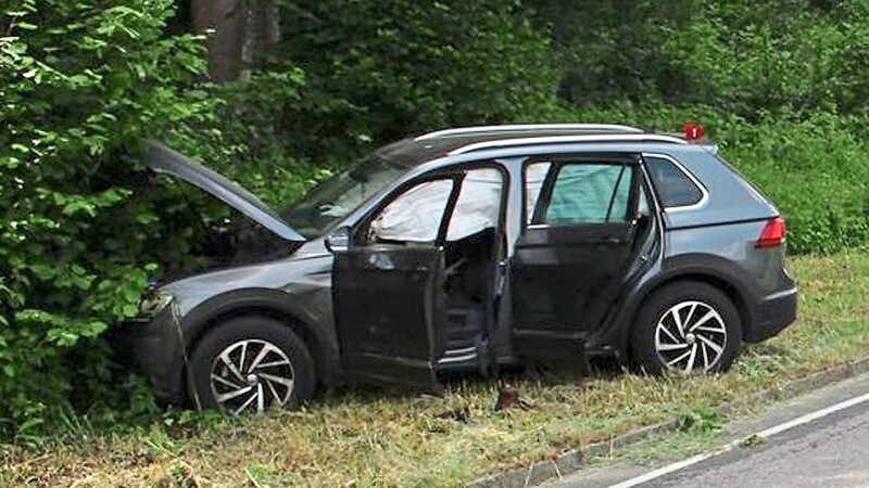 Eine Reihe von beschädigten Fahrzeugen hinterließ der Raser auf seiner Flucht, hier eines der Autos in Hohenfels.