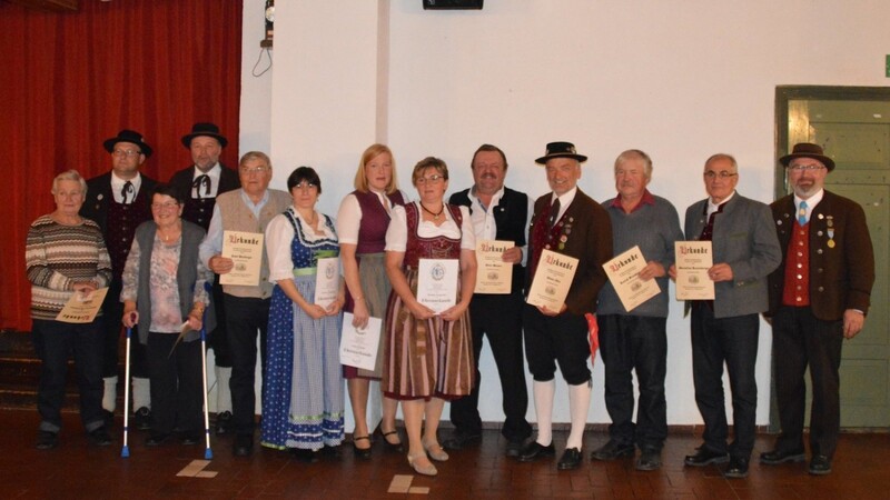 Die im Rahmen des Kirta-Hoagartens geehrten Mitglieder des Heimat- Volkstrachtenvereins Pauluszell.