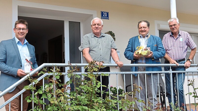 Bürgermeister Helmut Fichtner (links) überbrachte dem Ebrantshauser Ortssprecher Alois Heindl zusammen mit seinen Stadtratskollegen Eduard Brücklmaier und Michael Lechner (v. l.) die Glückwünsche zum 70. Geburtstag.
