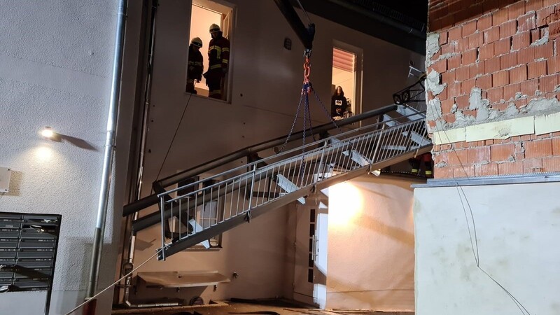 Die Freiwillige Feuerwehr Moosburg kümmerte sich um die Absicherung des abgestürzten Balkons.