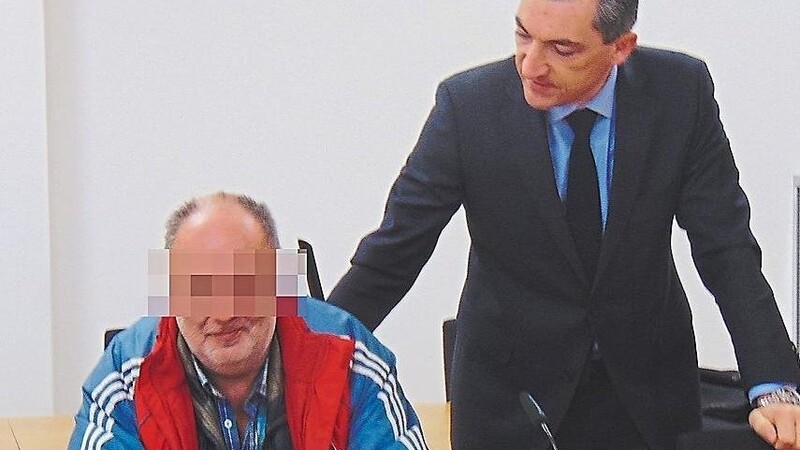 Der 57-jährige Beschuldigte aus Zwiesel mit seinem Verteidiger Dr. Ronny Raith.