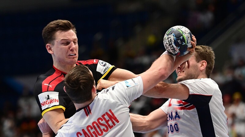 Handball: EM, Deutschland - Norwegen, Hauptrunde, Gruppe 2, 2. Spieltag. Deutschlands Fabian Wiede (h) und Norwegens Sander Sagosen in Aktion.