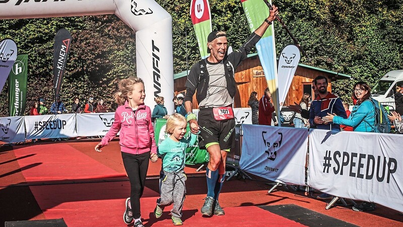 Zieleinlauf gemeinsam mit seinen Kindern Emma und Tim - und schon sind all die Strapazen vergessen. Für Extremsportler Markus Winklmeier ist klar, dass er ohne die Unterstützung seiner Familie sportlich nie so viel erreichen könnte.
