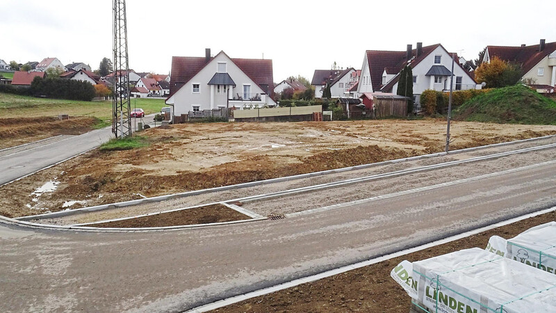 Platz für einen Spielplatz: Noch heuer soll am Nandlstädter Neubaugebiet an dieser Stelle der vorgeschriebene Spielplatz errichtet werden.
