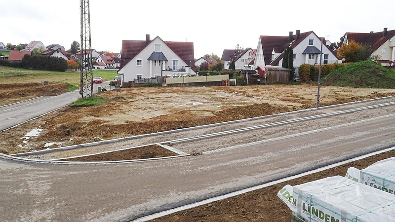 Platz für einen Spielplatz: Noch heuer soll am Nandlstädter Neubaugebiet an dieser Stelle der vorgeschriebene Spielplatz errichtet werden.