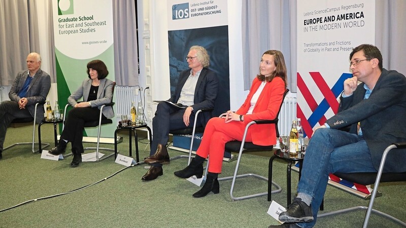 Guido Hausmann (v.l.), Polina Barvinska, Ulf Brunnbauer, Gerlinde Groitl und Oleksandr Zabirko sprachen über die aktuelle Situation in der Ukraine und die Herausforderungen nach einem möglichen Sieg.