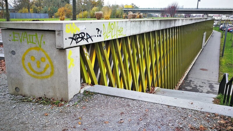 Schmierereien wie hier das Graffiti am Parkdeck Donau und Vermüllung beim Gleisdreieck kosten - deshalb will die Stadt dort zur Überwachung Videokameras installieren.