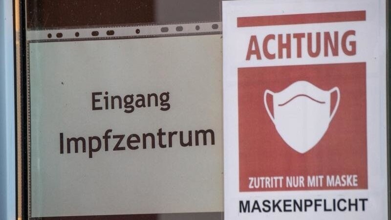 Das Impfzentrum Wörth an der Donau ist ab Dienstag wieder geöffnet, um das stark nachgefragte Impfzentrum in Regensburg zu entlasten. (Symbolbild)