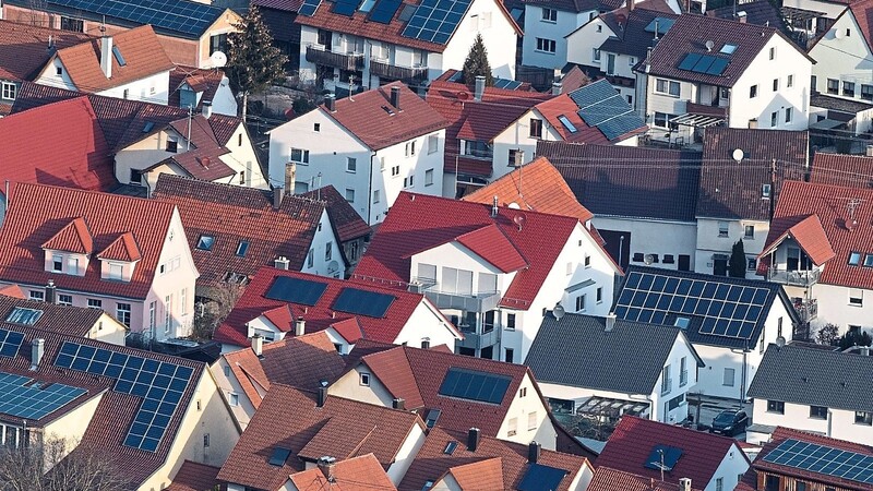 Geht es nach dem Bauausschuss, soll das Potenzial für Photovoltaik auf Hausdächern noch besser genutzt werden. Anlagen auf der grünen Wiese sind derzeit nicht vorgesehen.