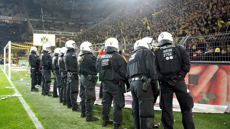 DER EINSATZ VON POLIZISTEN für die Sicherheit in Fußball-Bundesligaspielen kann für die Vereine künftig teuer werden.  Foto: dpa