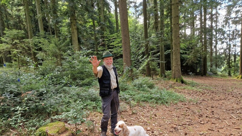 "Pfüat di!" - Alfons Wallner und sein Teamkollege, Hund Roland, verabschieden sich vom Forstrevier. Aber sicher nicht vom Wald.