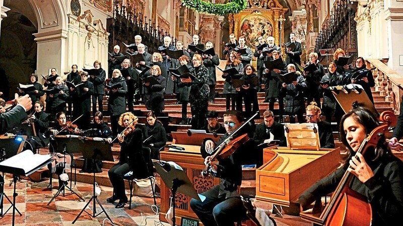 Domchor sowie Musikerinnen und Musiker von "Mons doctus" und Solisten gestalteten am zweiten Adventssonntag im Freisinger Dom ein Konzert mit Kantaten von Johann Sebastian Bach.