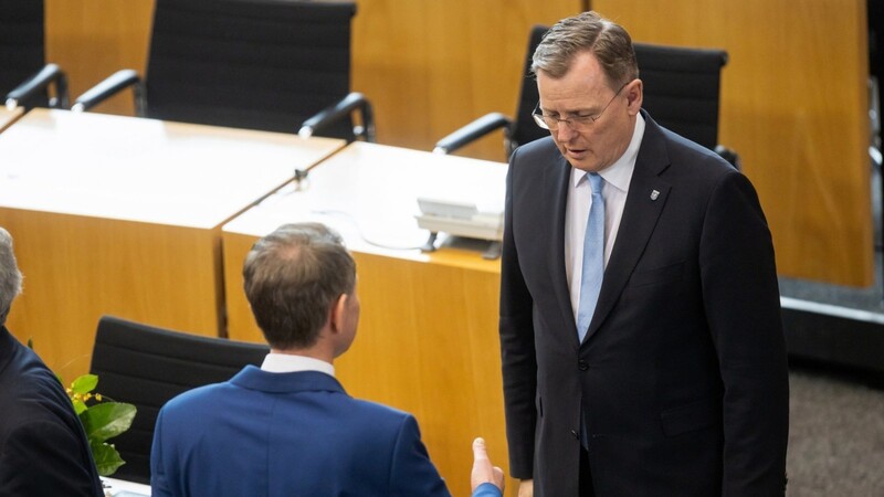 Nach der Wahl verweigert Ministerpräsident Bodo Ramelow (r.) dem AfD-Fraktionsvorsitzenden Björn Höcke den Handschlag.