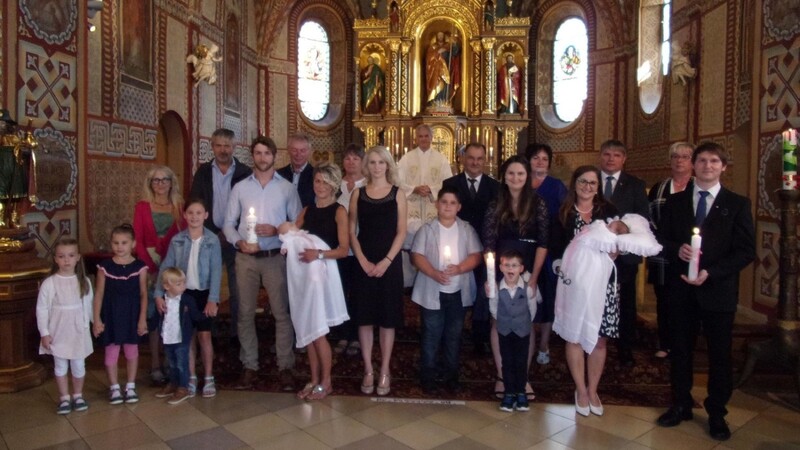 Zwei Mädchen durfte Pfarrer Pöschl im Beisein ihrer Angehörigen am Sonntag taufen.