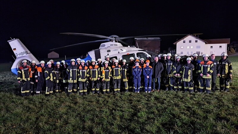 Nicole Holzapfel organisierte in "geheimer Mission" einen Hubschrauber der Landespolizei, der im Rahmen einer Ausbildung den vorbereiteten Landeplatz anflog.