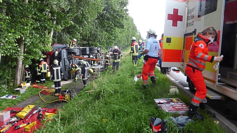 Bei einem schweren Verkehrsunfall im August 2021 auf der Staatsstraße bei Arrach verlor ein 34-jähriger Mann sein Leben.