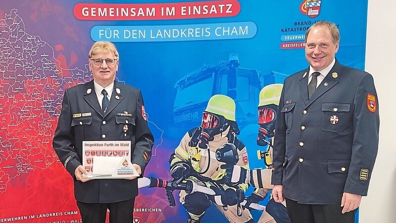 Kreisbrandrat Stahl (rechts) und Kreisbrandinspektor Bierl (links) würdigten Ehrenkreisbrandmeister Werner Bartl.