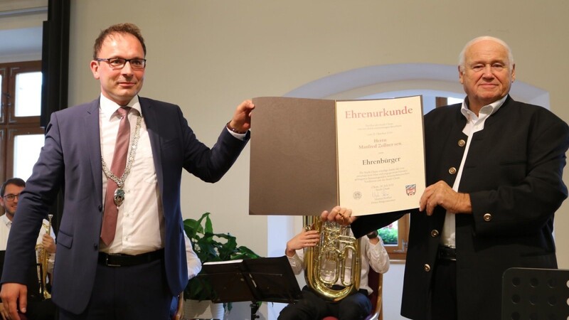Martin Stoiber überreicht die Ehrenurkunde an den neuen Ehrenbürger der Stadt Cham, Manfred Zollner.