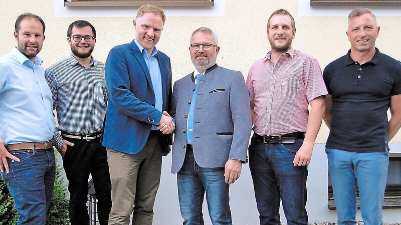 Harald Listl (4. von links) will in Pfakofen Bürgermeister werden. MdB Peter Aumer (3. von links) sowie (von links) Markus Maltry (CSU Sünching), Christian Sagmeister (JU Sünching und Aufhausen), stellvertretender CSU-Ortsvorsitzender Martin Schnabel und Rudi Arnold (CSU Aufhausen) wünschten eine erfolgreiche Kandidatur.