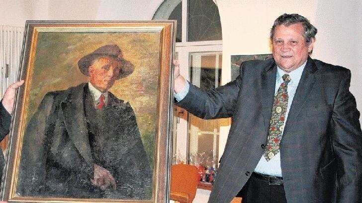 Armin Dominicus von Linprun mit einem Selbstporträt seines Vaters, das er 2008 Bürgermeister Georg Bruckner überreichte.