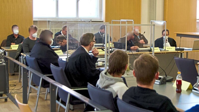 Im Juli 2021 verhängte das Amtsgericht Regensburg gegen vier der fünf Angeklagten Haftstrafen. Sie sollen 2019 auf drei Gastarbeiter losgegangen sein. Nun kommt der Fall erneut vor Gericht.