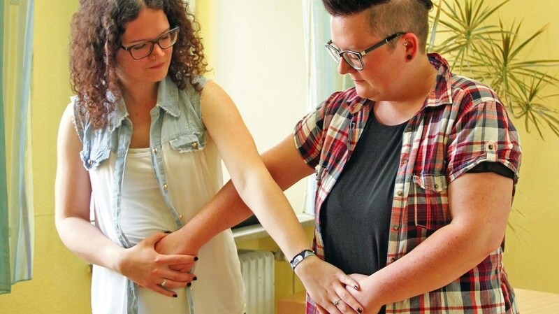 Franziska Ammer (links) zeigt mit ihrer Mitschülerin Verena Maß, wie eine Stimmtherapie ablaufen kann. Hier erklärt sie, wie man richtig in den Bauch atmet.