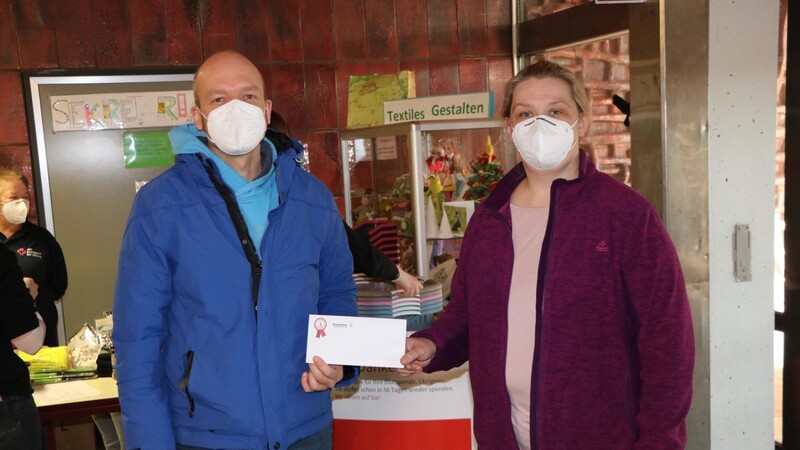 Nikolas Karkuth aus Bad Kötzting (links) wurde mit der Übergabe eines Gutscheins für ein dreimaliges Blutspenden gedankt.
